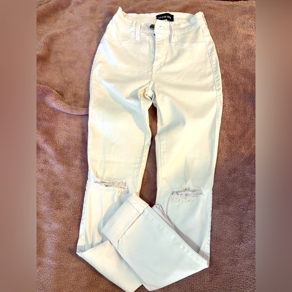 Fashion Nova White High Waist Ripped
Distressed skinny jeans size 1 ( 24W)